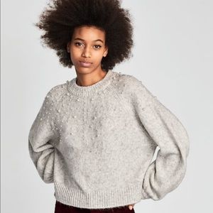 Short knit sweater w puff sleeves & faux pearl